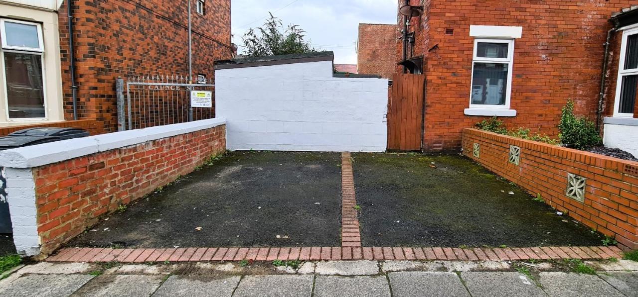 Tower Views 2 Bedroom House With Private Parking Blackpool Exterior photo