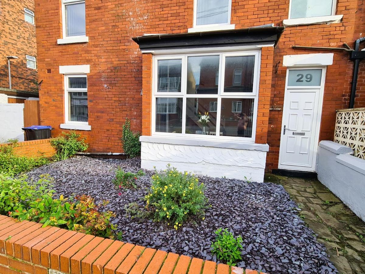 Tower Views 2 Bedroom House With Private Parking Blackpool Exterior photo