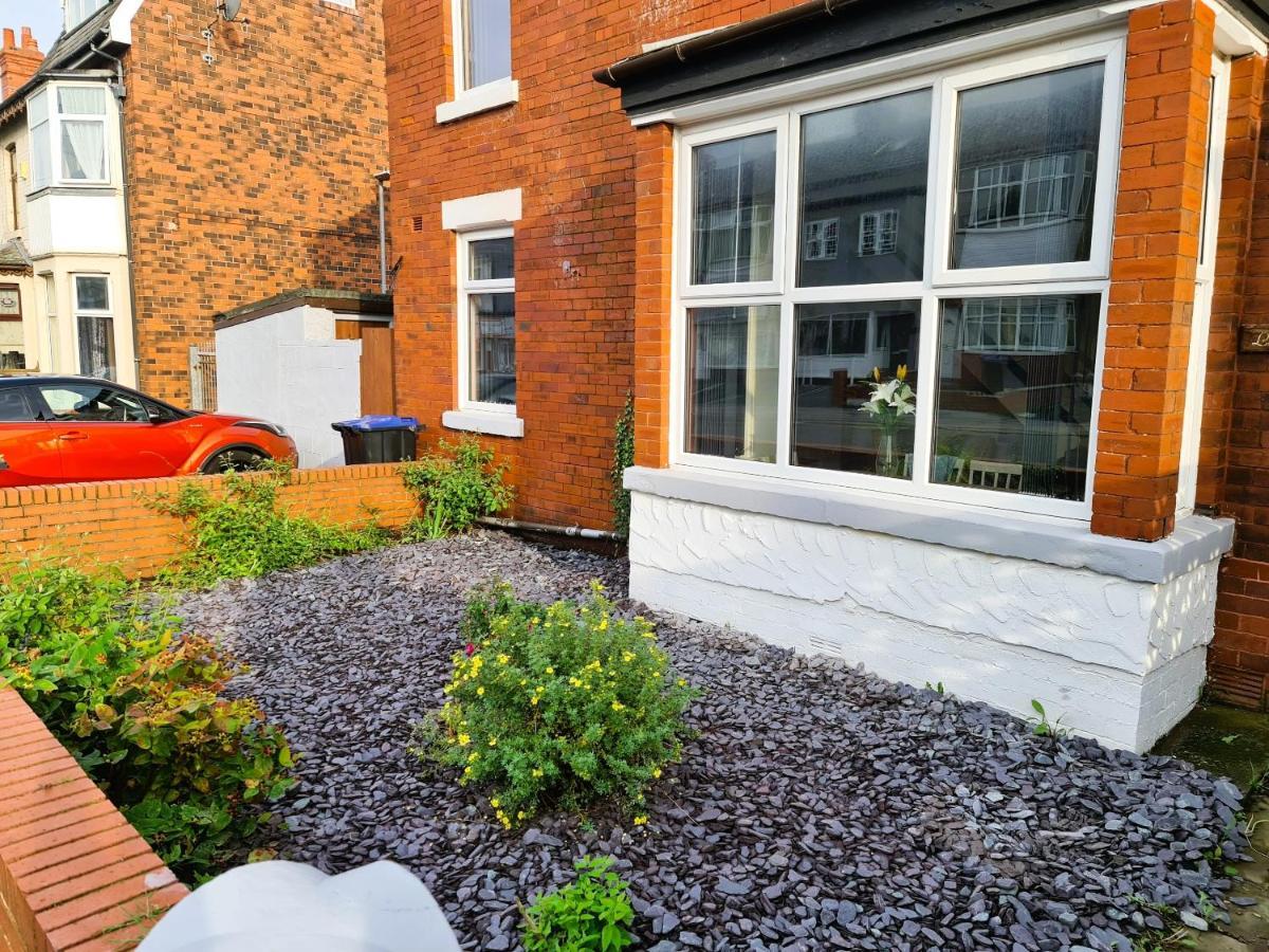 Tower Views 2 Bedroom House With Private Parking Blackpool Exterior photo