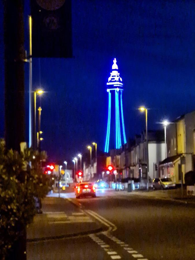 Tower Views 2 Bedroom House With Private Parking Blackpool Exterior photo